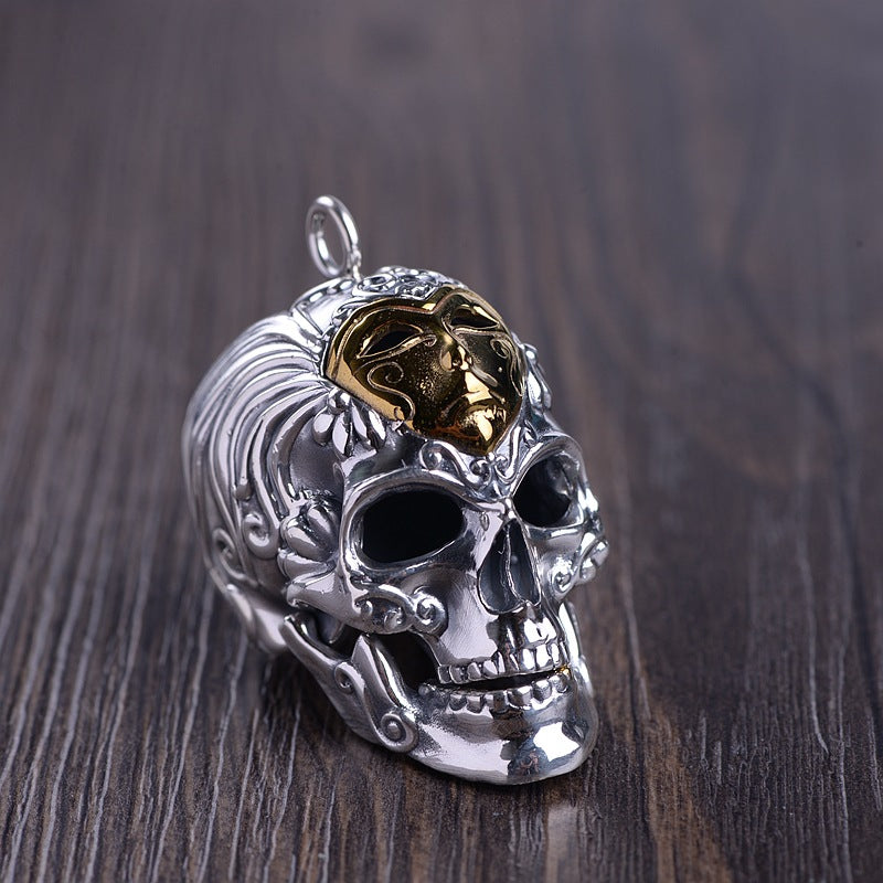 Silver skull pendant with gold内心的装饰品在深色木制表面上