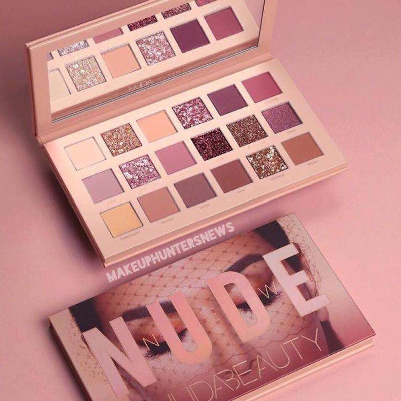 Makeup palette with 'MAKEUPHUNTERNEWS' branding on a pink background