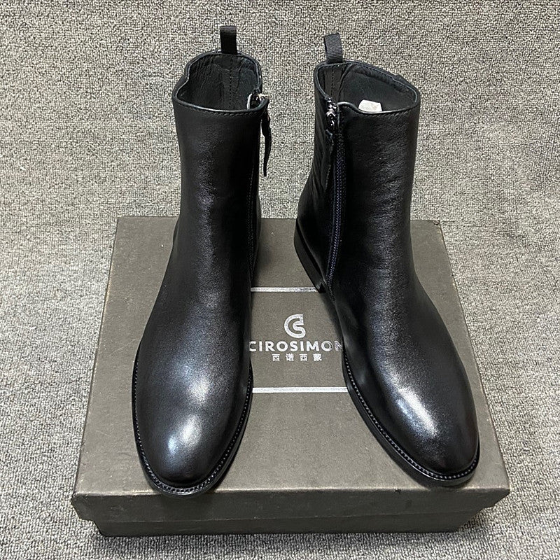 Black leather boots on a gray box with 'Cirosimoni' branding.