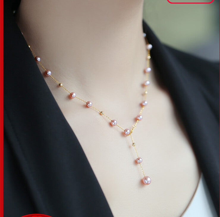 Pearl necklace on a mannequin with a blurred background