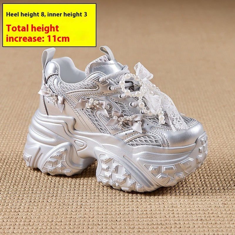 White chunky sneaker on a beige background with height information text overlay